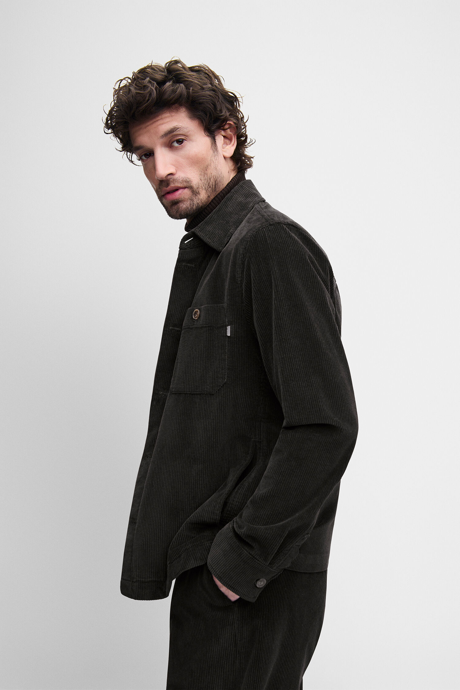 Kordurö, Korduroy-Jacke, dunkelbraun, Rollkragenpullover, Herren-Outfit