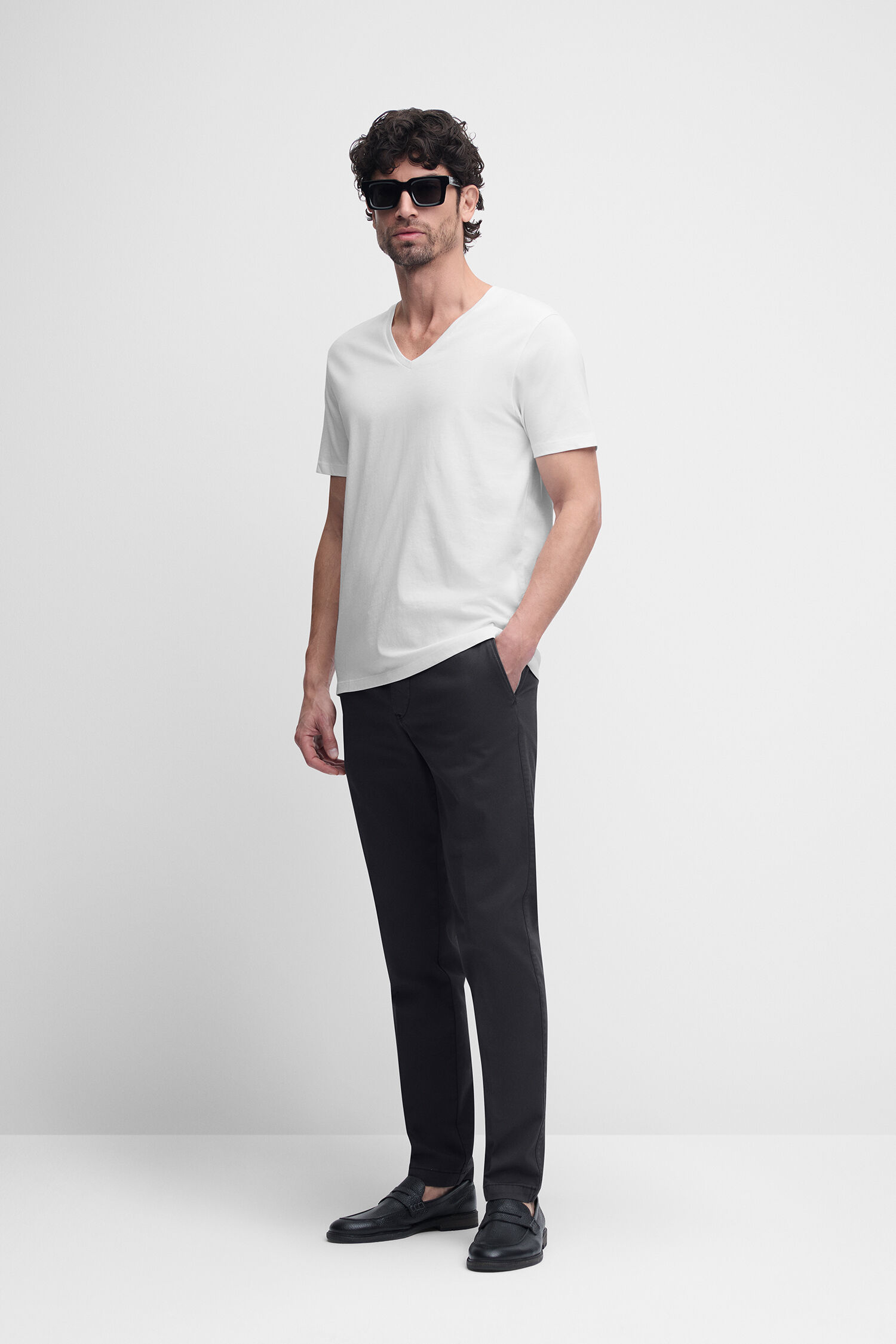 T-shirt, Bluse, Hosen, Sonnenbrille, Person