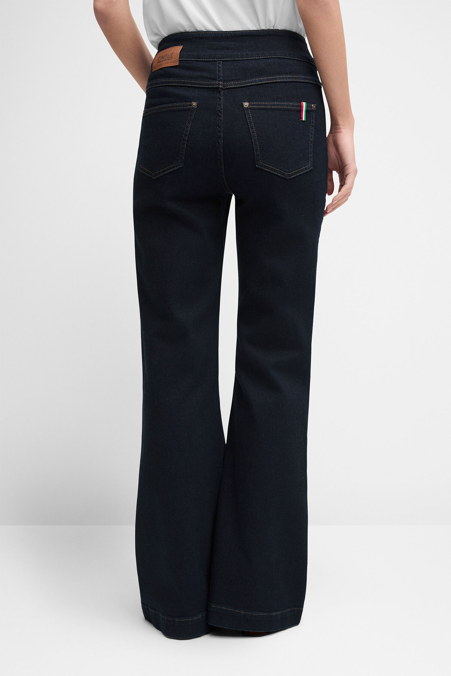 jeans, weite Beinweite, dunkle Waschung, Hintertaschen, kleines Flaggen-Detail