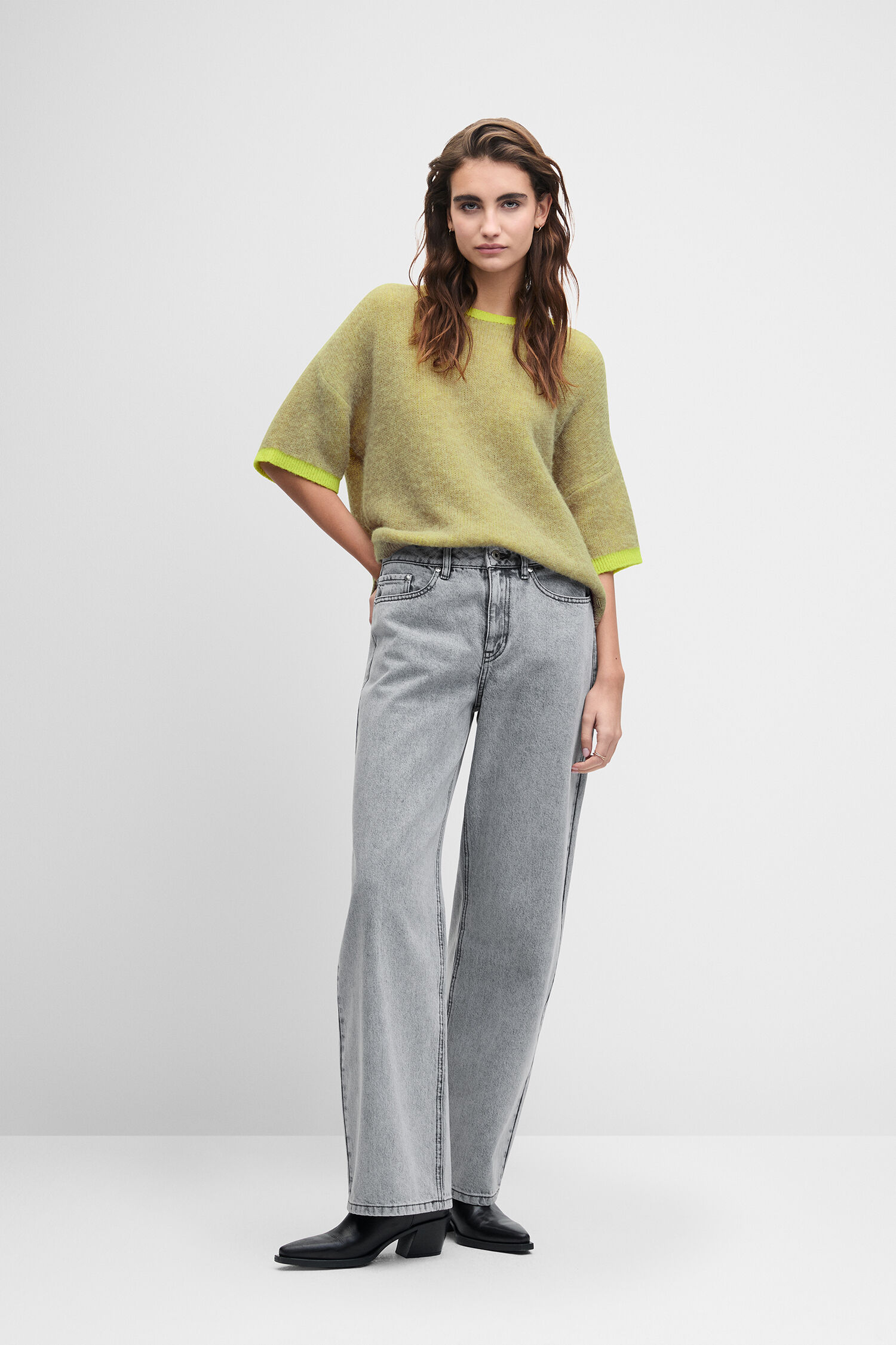 lose Pullover, grün-gelb, kurzärmelig, hellgrüne Naht, weite Beinjeans
