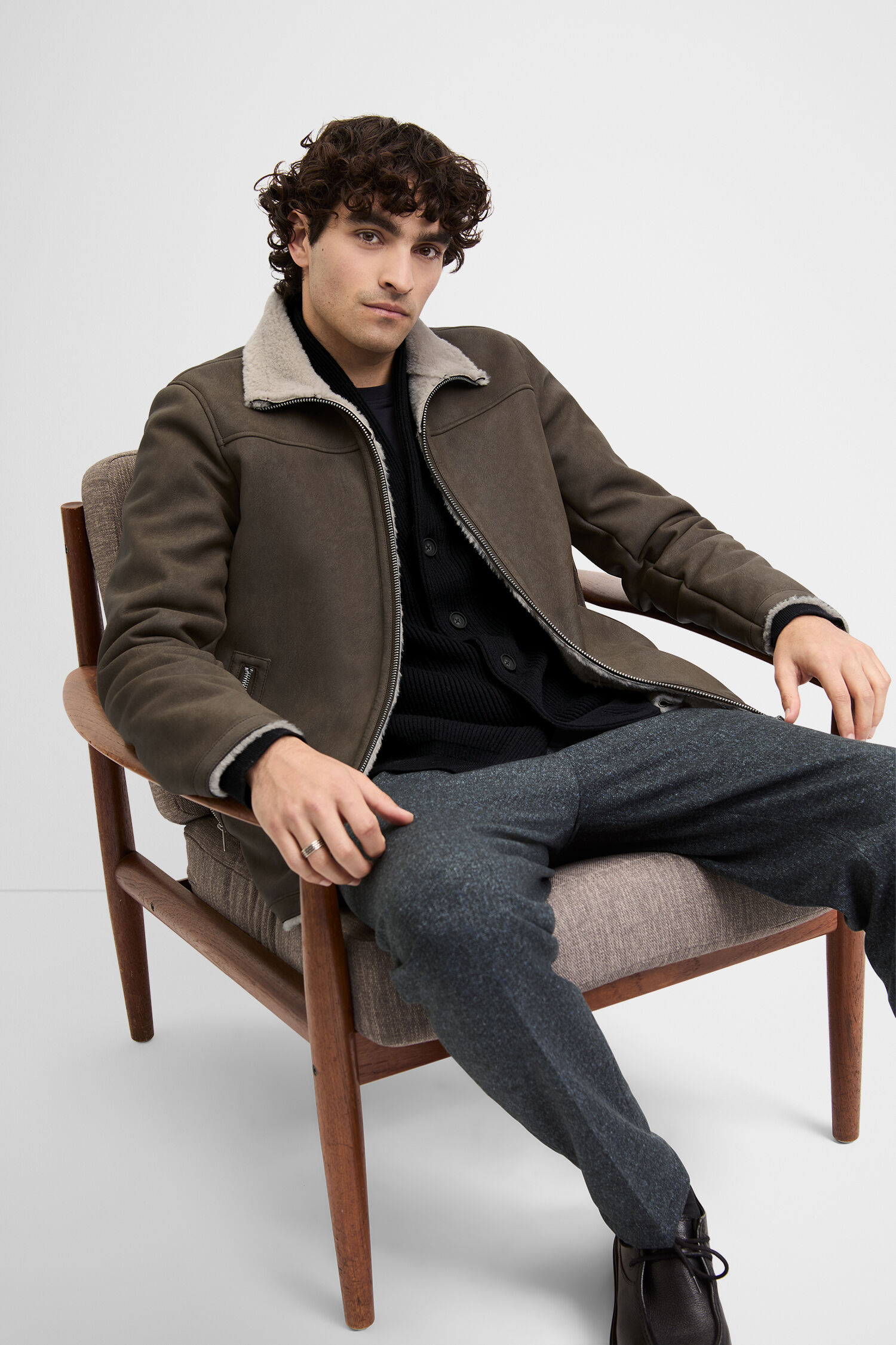 Mantel, Jacke, Person, Sitzen, Hosen