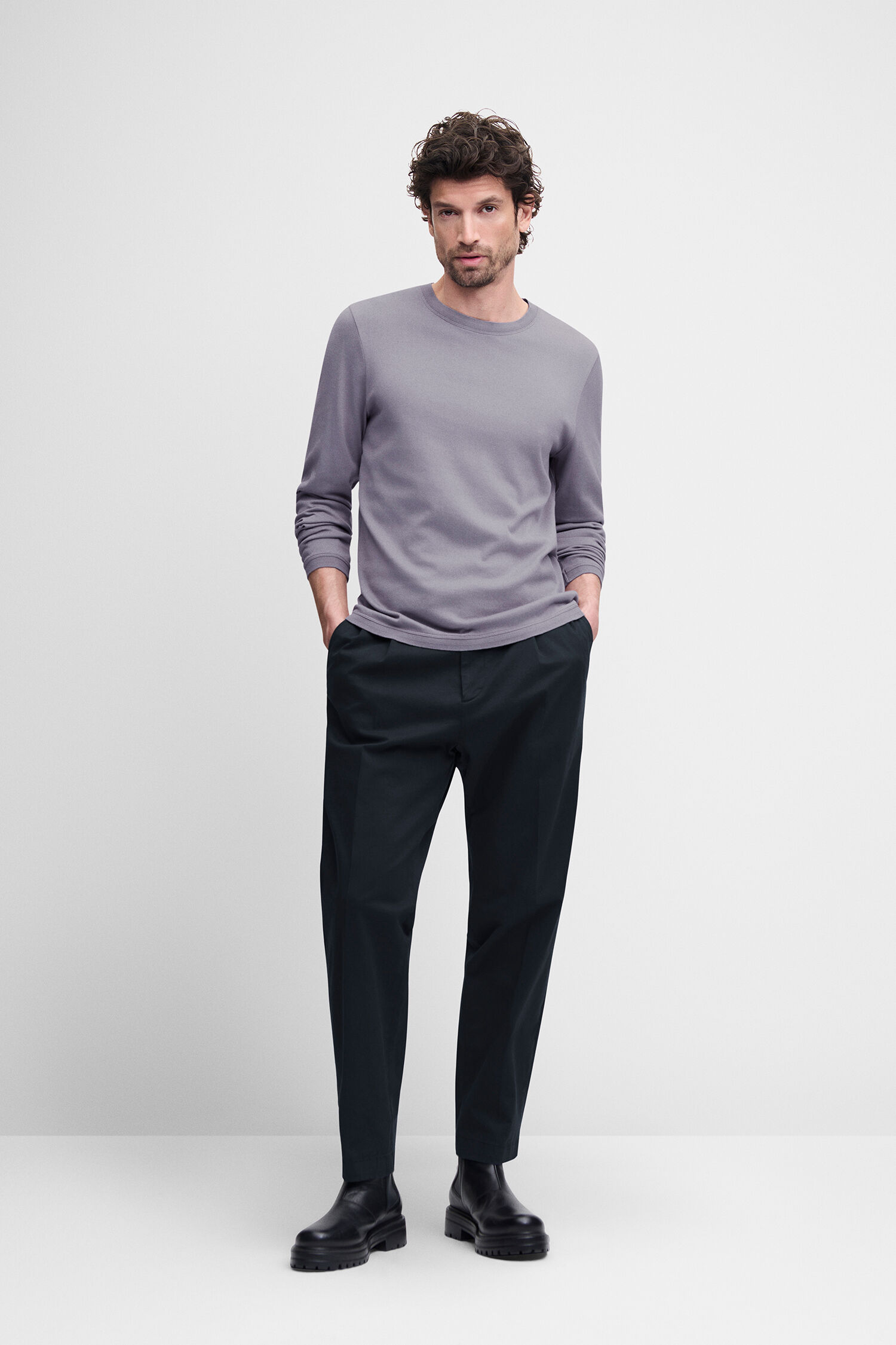 Pullover, Rundhals, Lila, Hose schwarz, Schuhe?