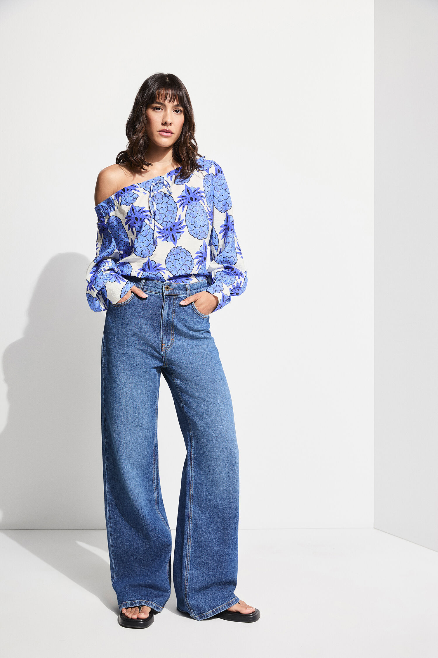 Hosen, Jeans, Bluse, Person, Frau