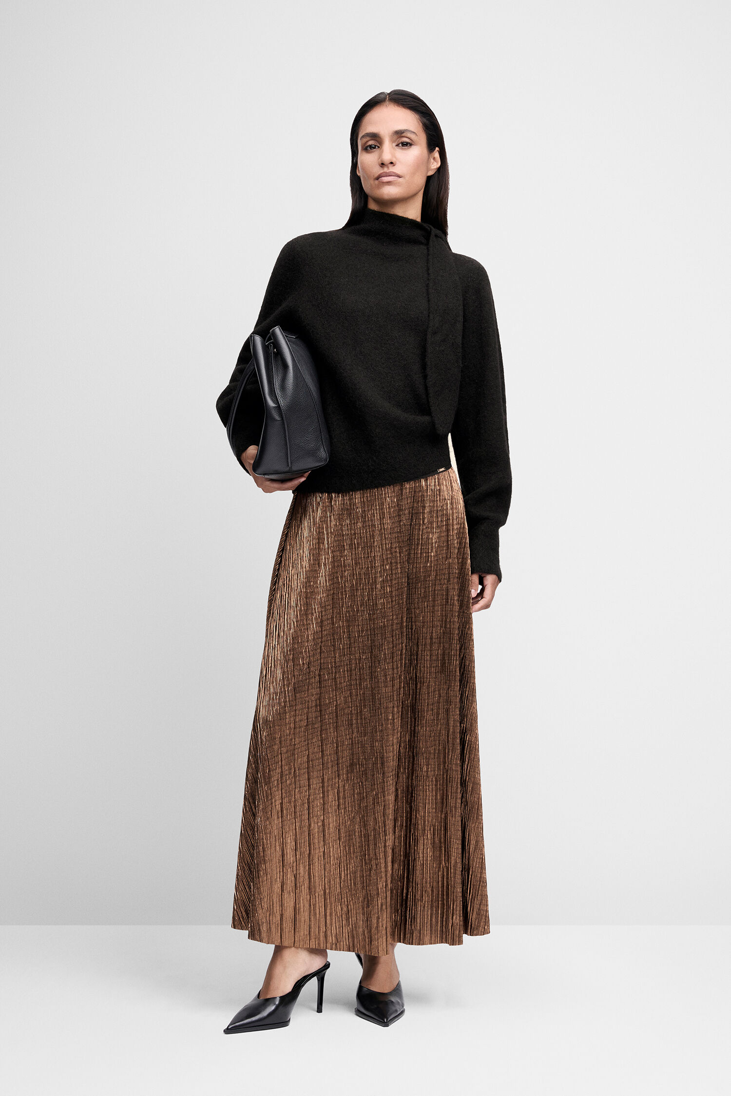 Kleid, Maxirock, Bronze/Gold Metallik, Schwarzer Pullover?, Pumps, Handtasche, Stofftextur