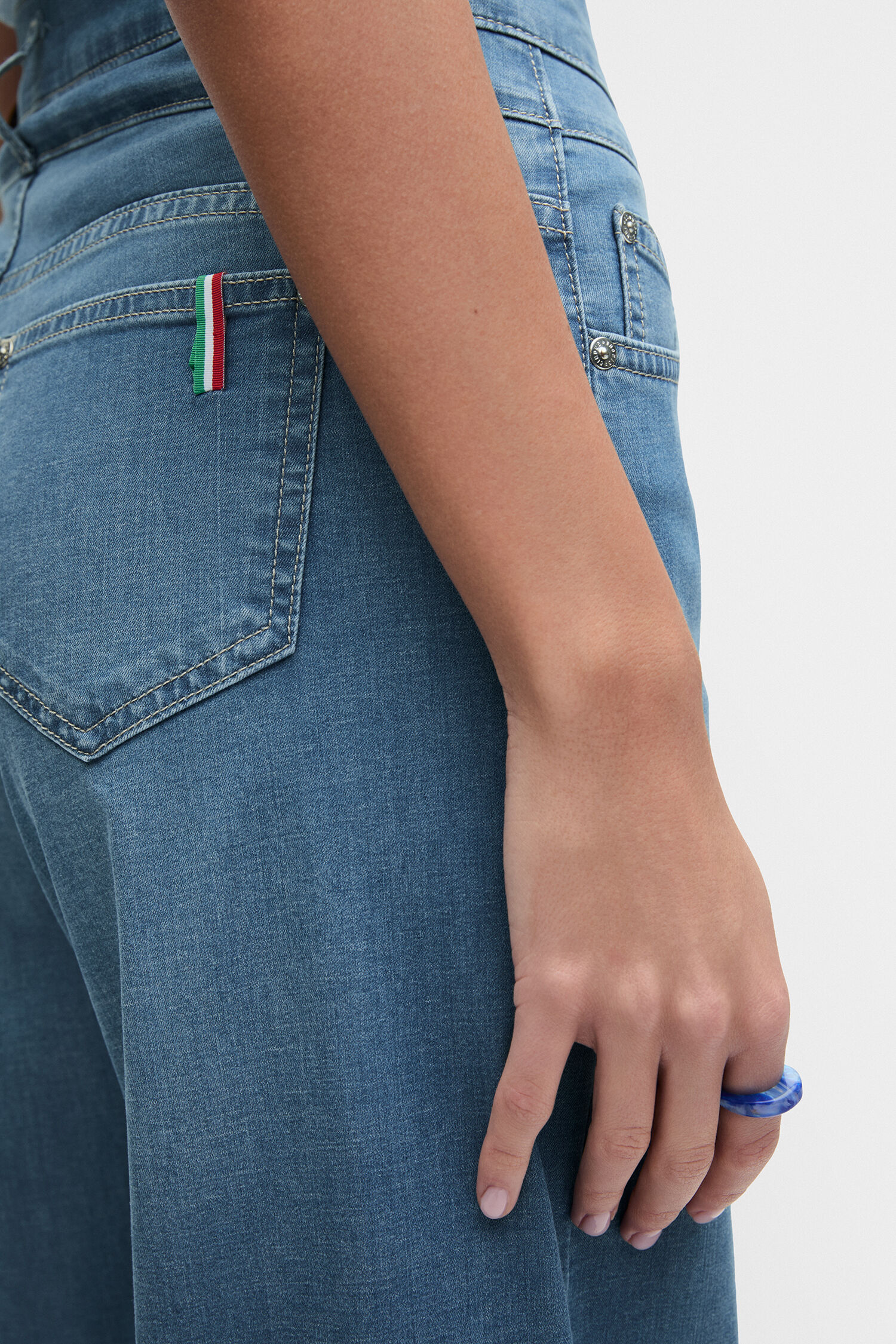 Jeans, Denim, Hintertasche, Nieten, Bandanhänger