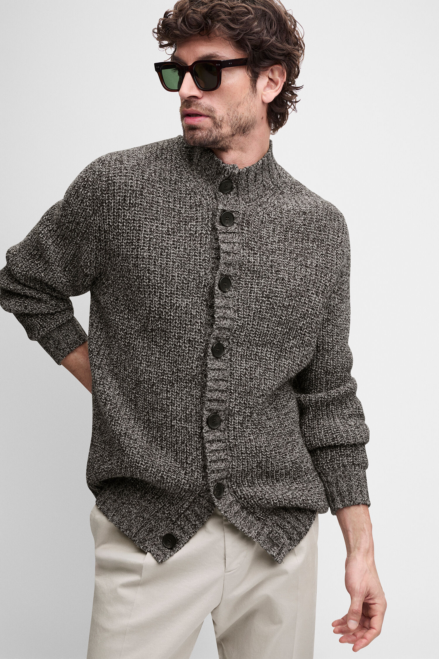 Sonnenbrille,  Cardigan,  Strickpullover,  Beigenehose,  Stuhl