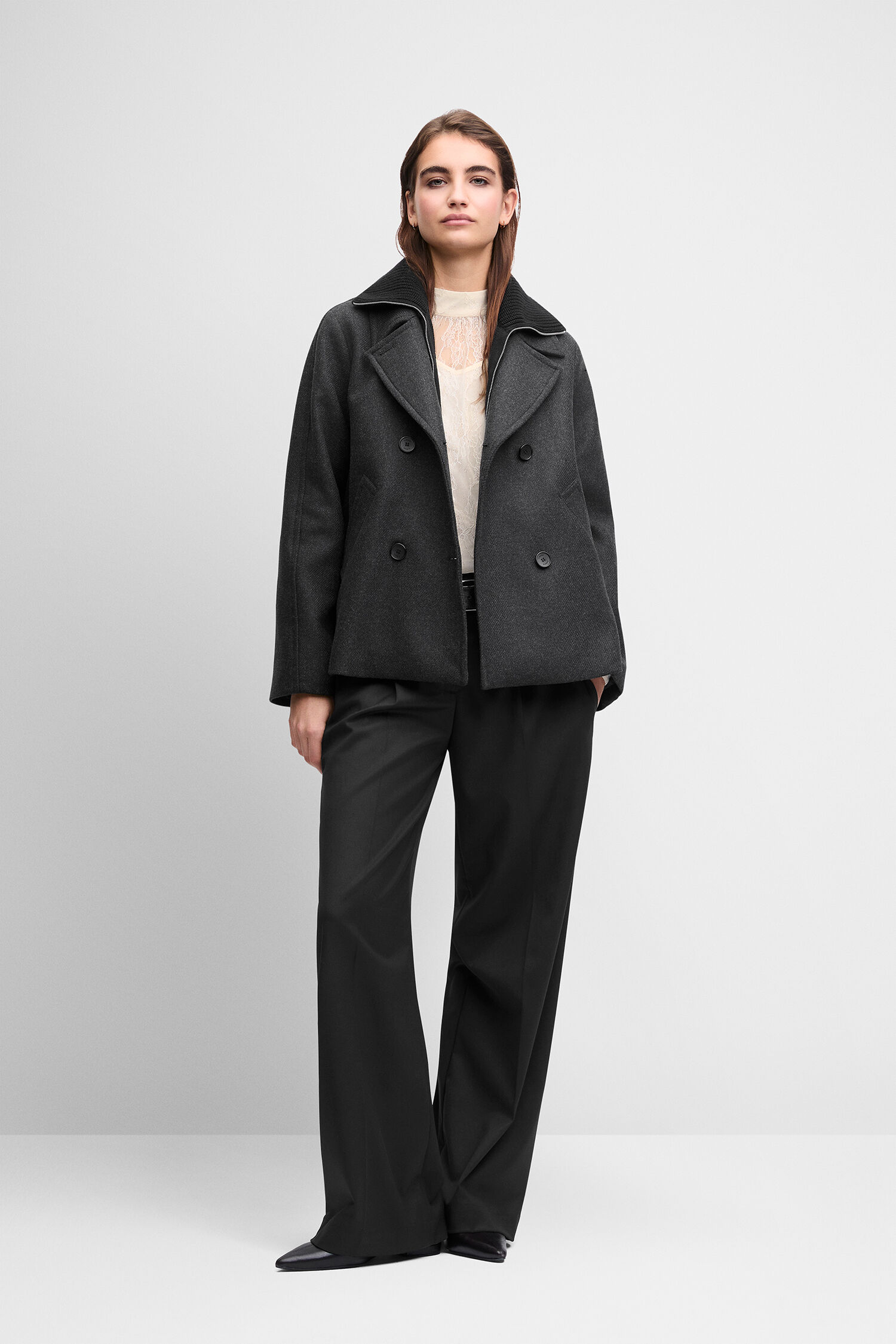 dunkelgraue jacke, doppelreihiger mantel, wollmantel, langlebige hose, lange hose