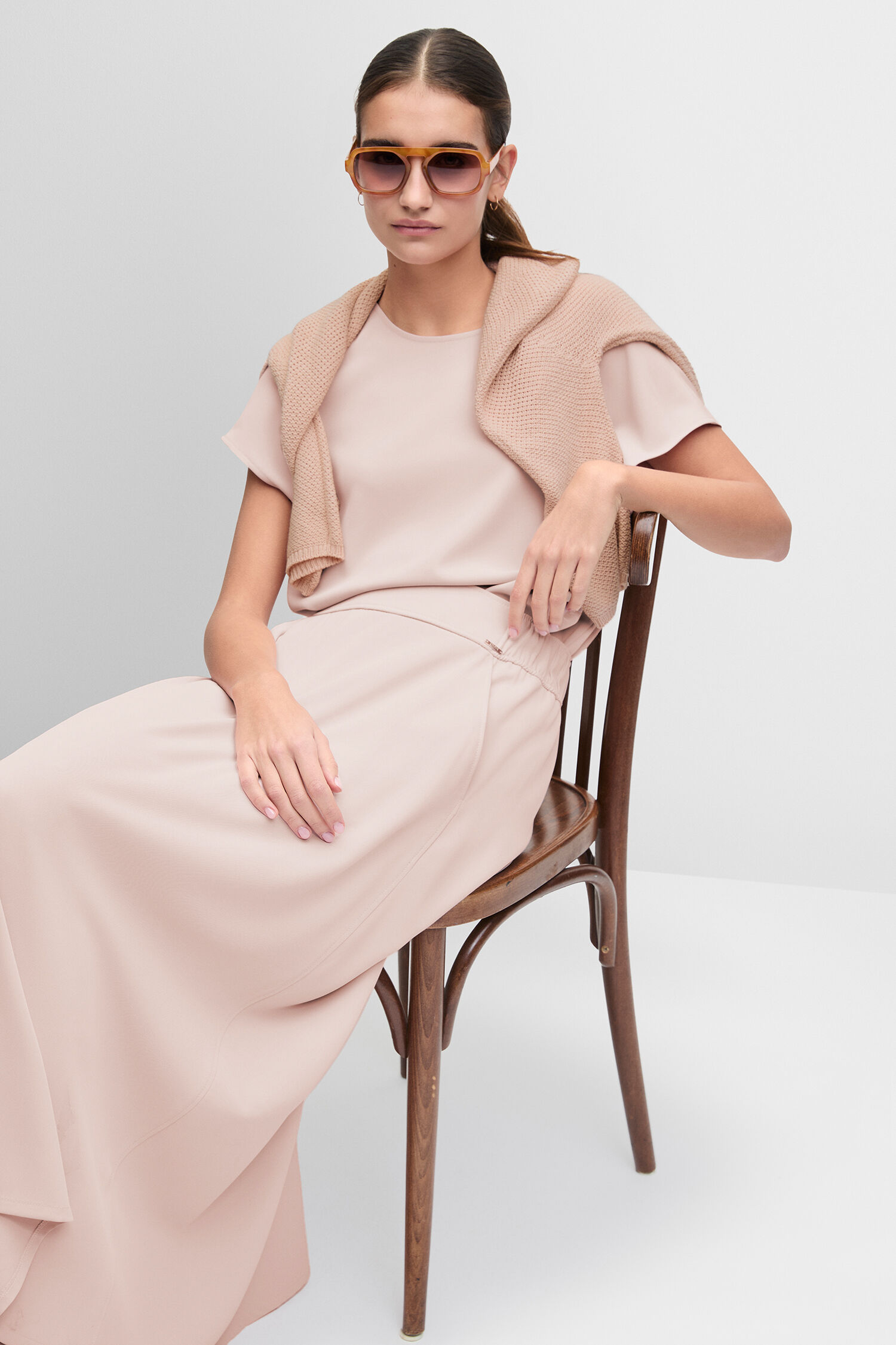 Sonnenbrille, Lichtes Outfit, Kuscheldecke/Schal um Schultern, Ärmelloses Top, Maxikleid