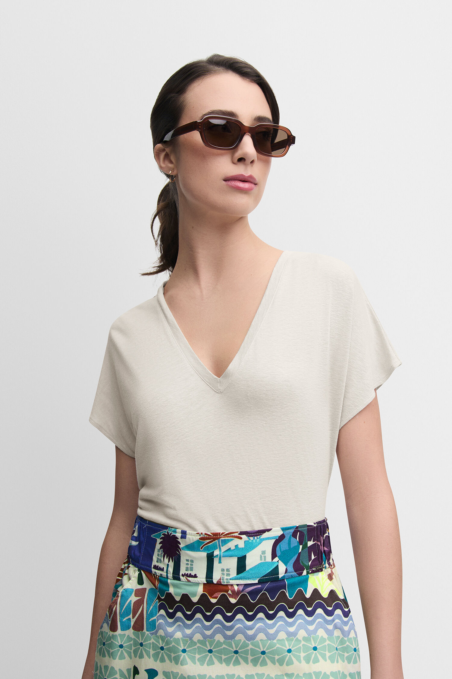 Bluse, Sonnenbrille, Erwachsener, Person, Frau - beige