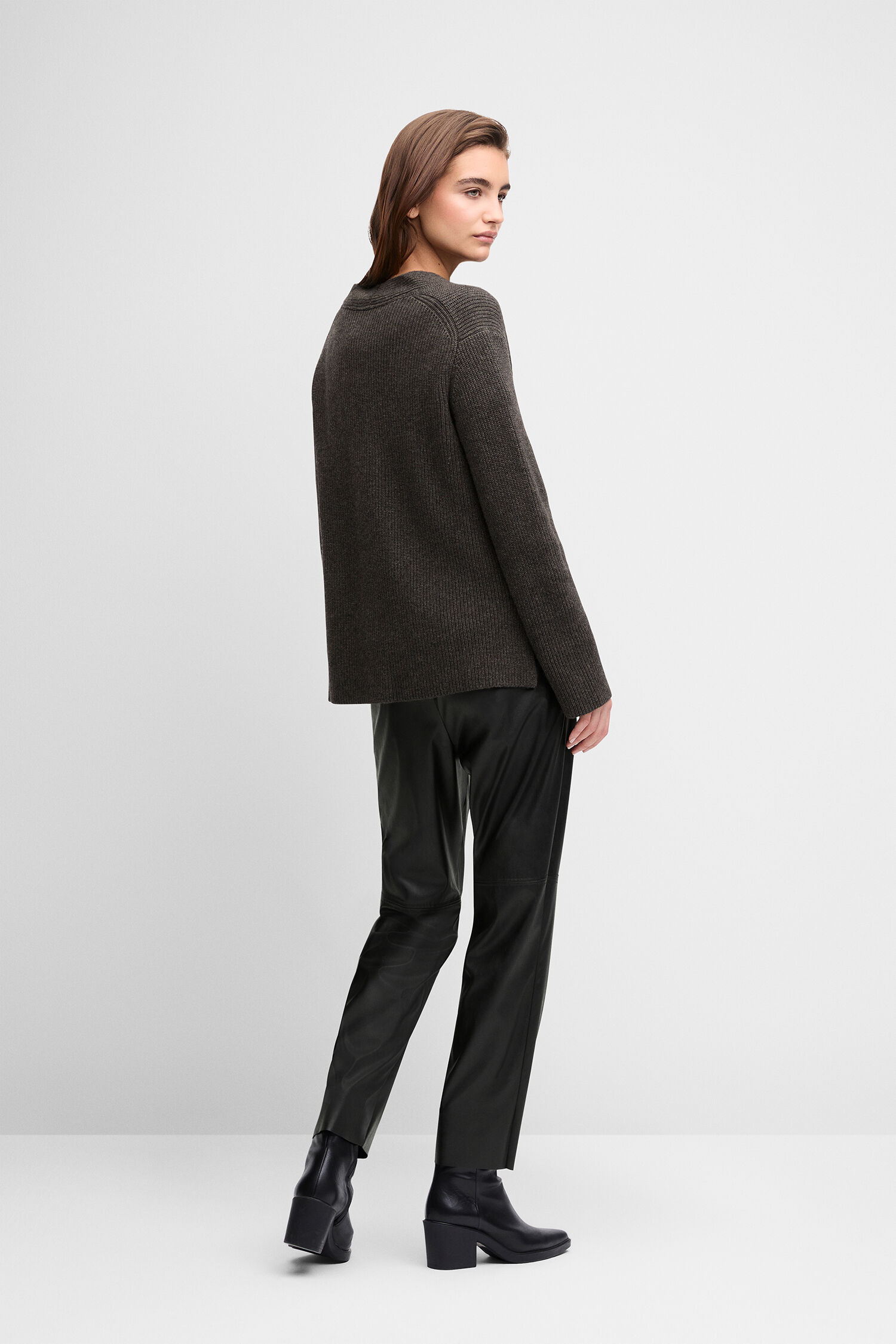 dunkler pullover, oversize sweater, knitwear, langärmlig, back view
