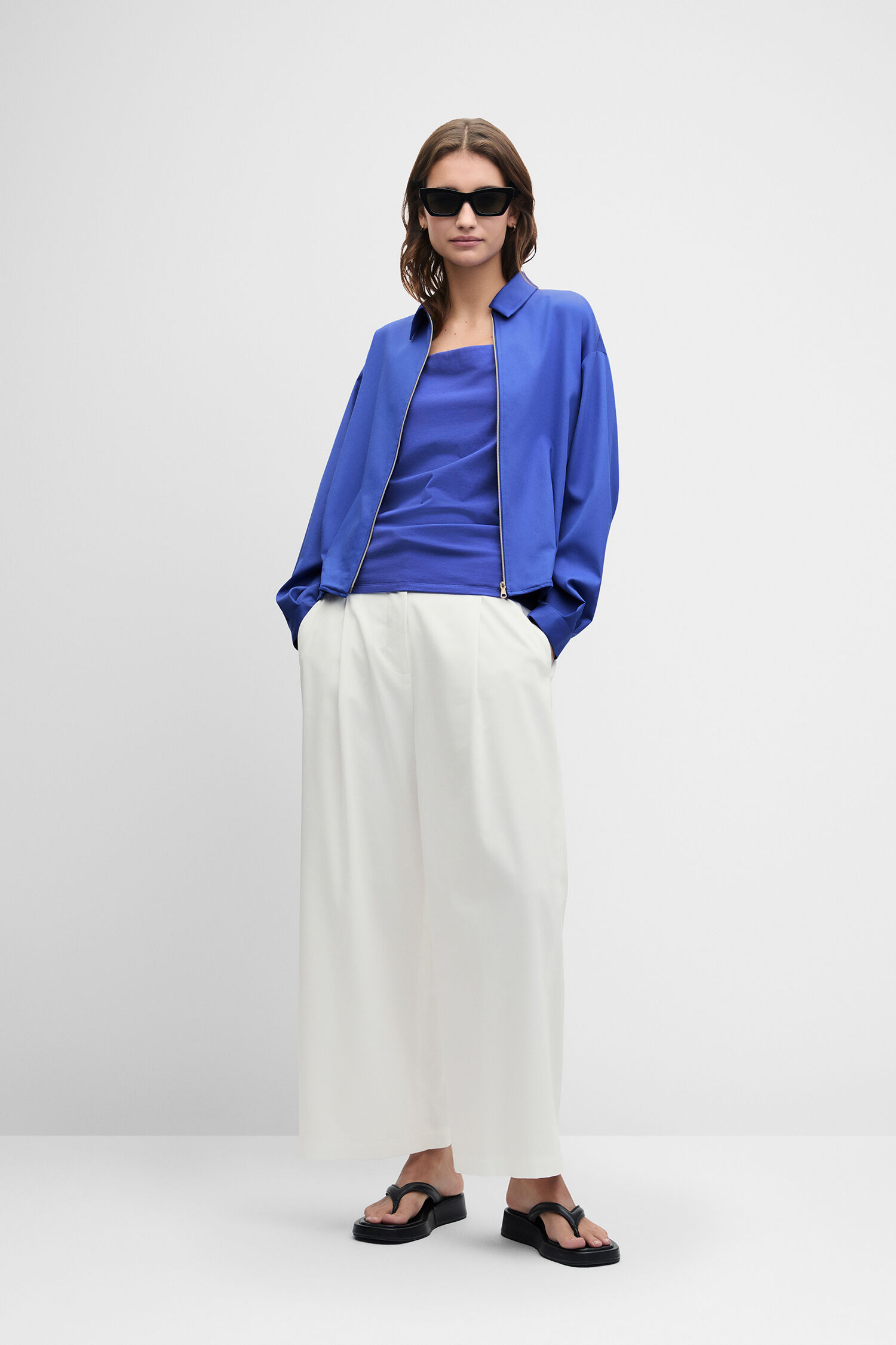 blaues jacke, zip jacke, weite hose, slip on sandalen, sonnenbrille