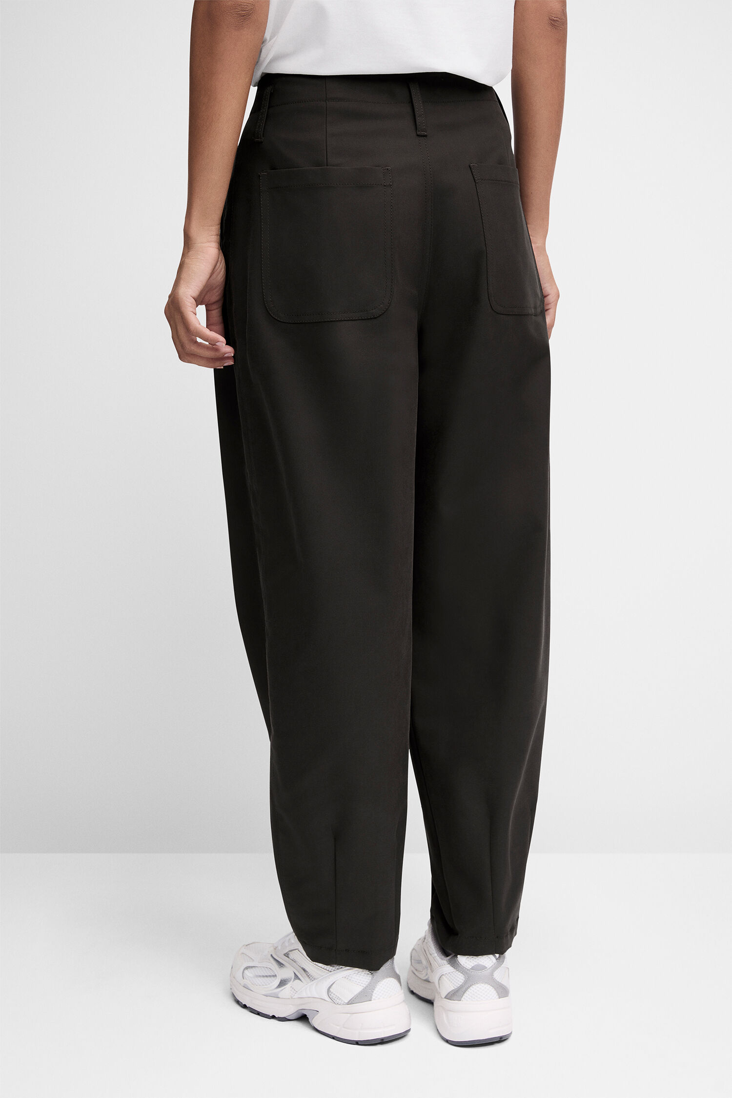 lose-fit, black, pants, pockets, back view