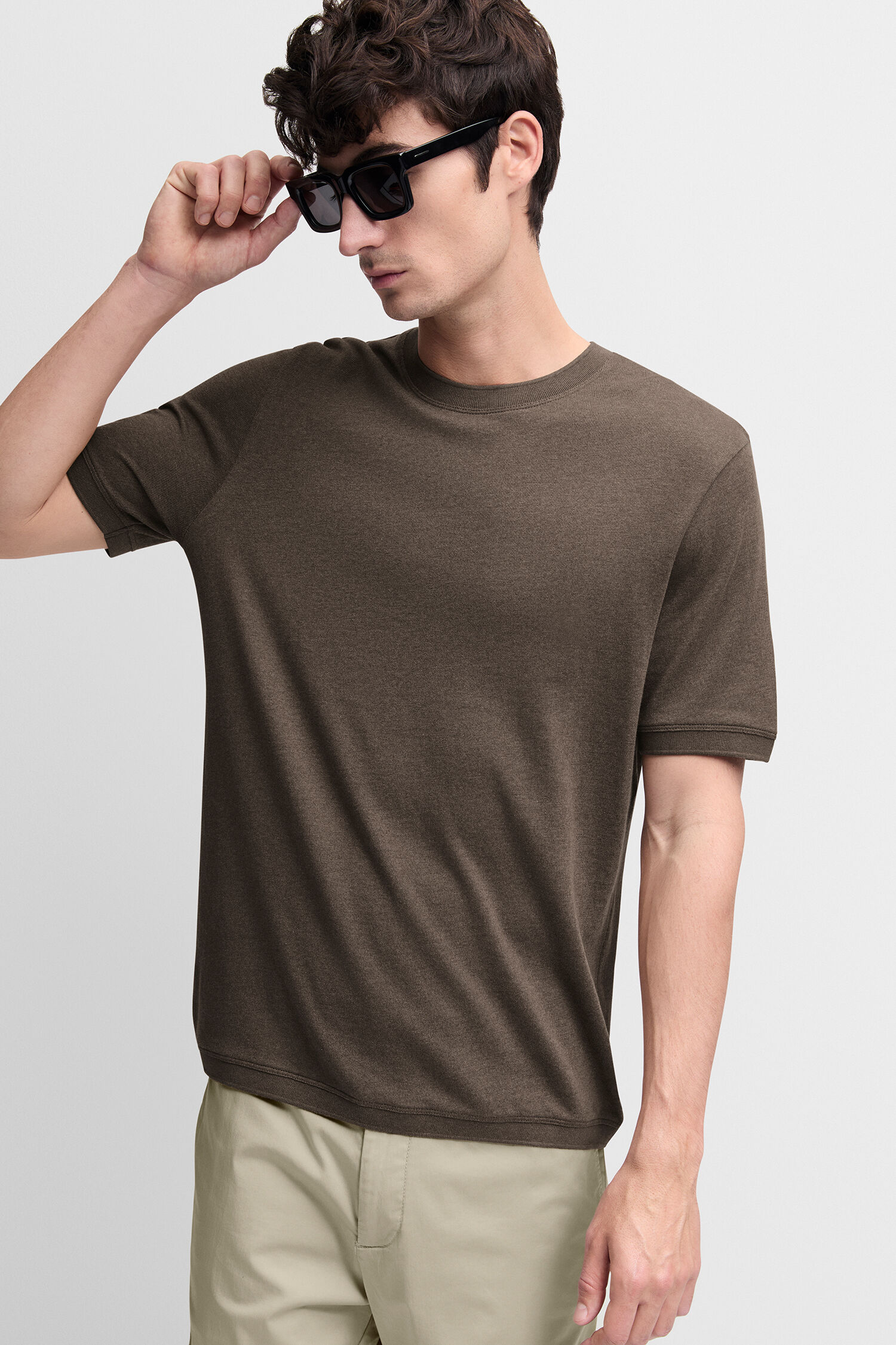 Bekleidung, T-shirt, Sonnenbrille, Person, Gesicht - braun