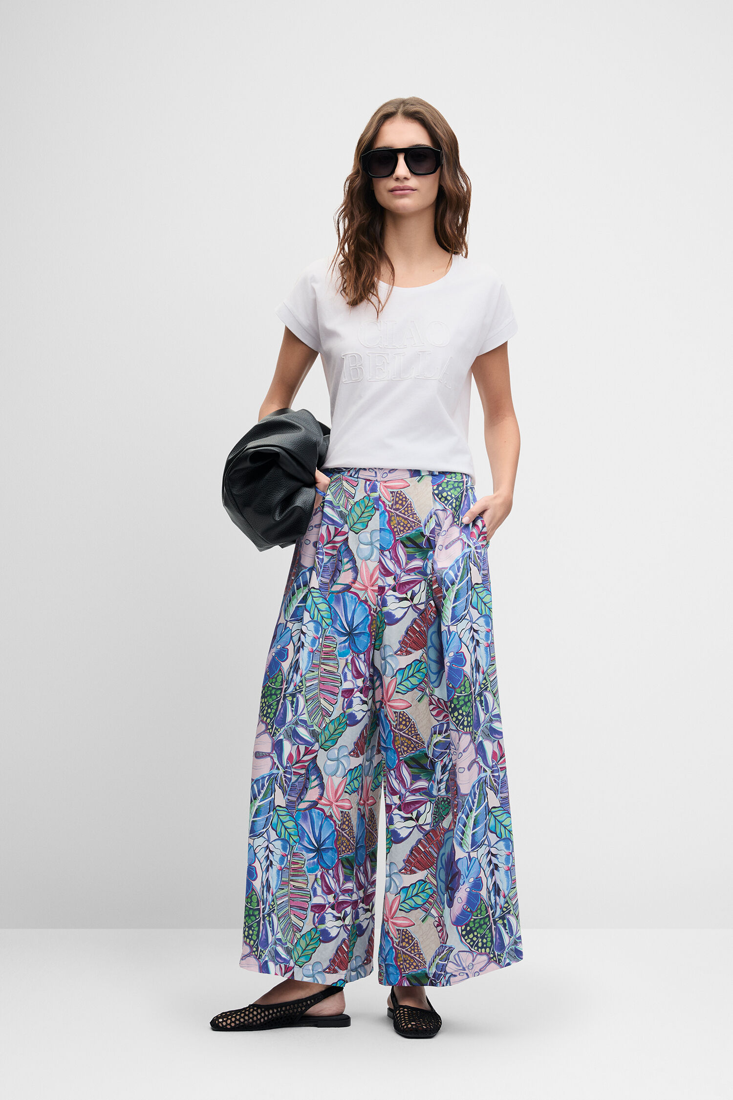 weißes T-Shirt, weite Hose, Blumenprint, bunte Blätter Muster, Hose mit farbigen Blättern
