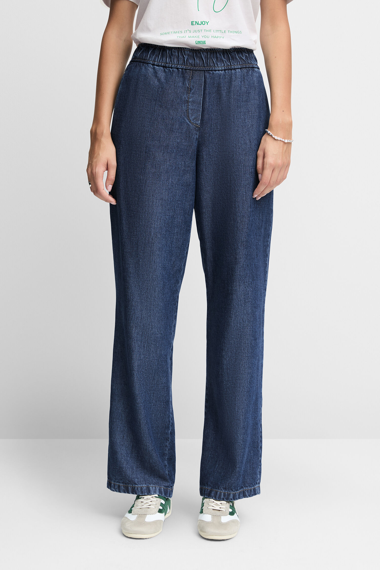 Hosen, T-shirt, Person, Jeans, Tasche