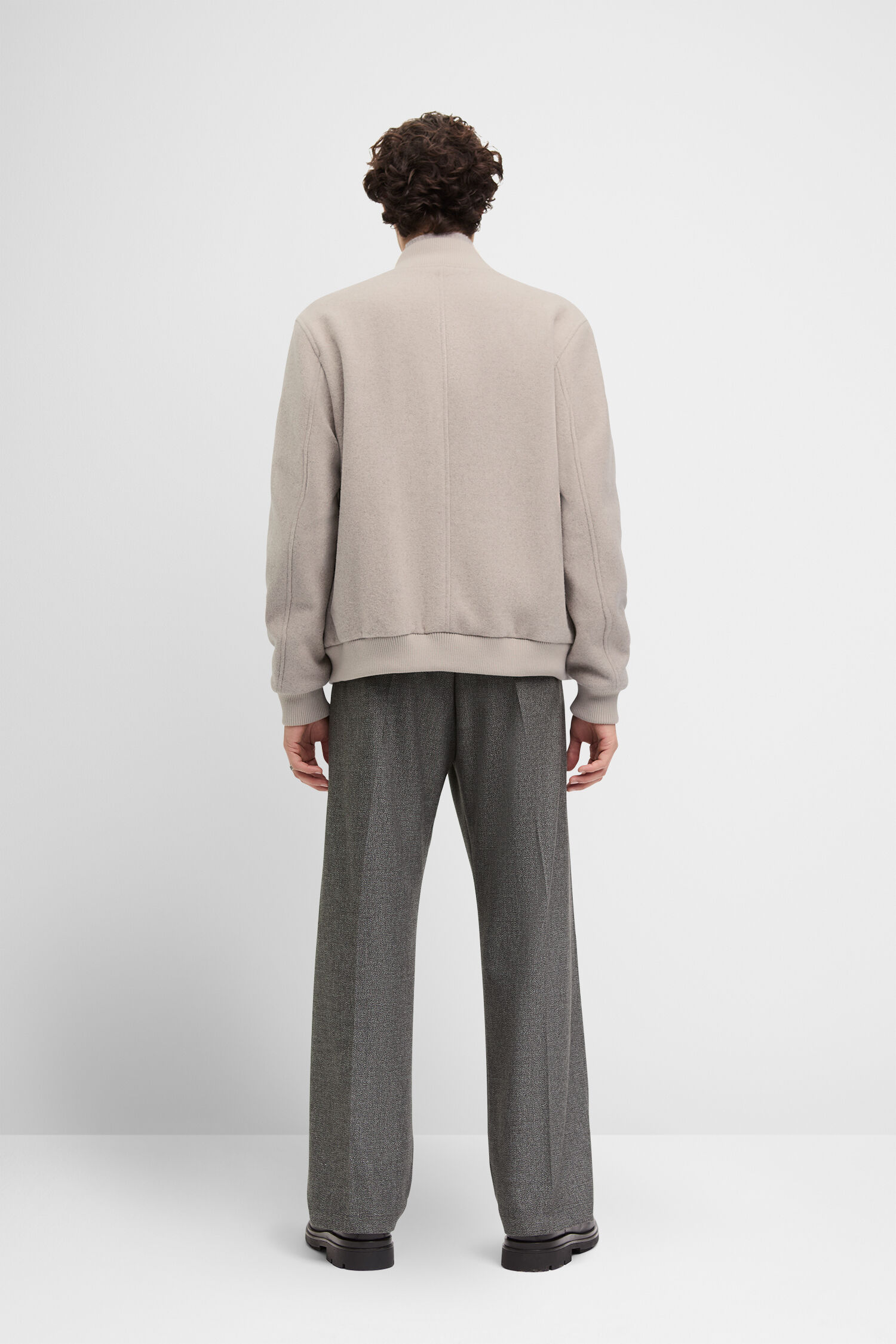 Hosen, Pullover, Erwachsener, Mann, Person