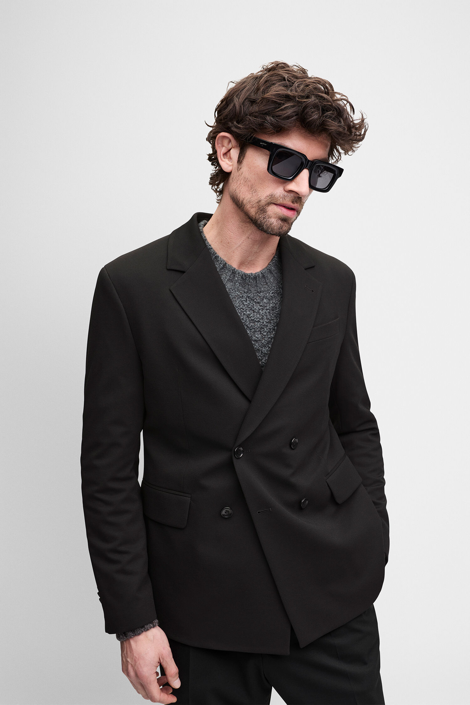 blazer, doppelreihig, schwarz, pullover, sonnenbrille