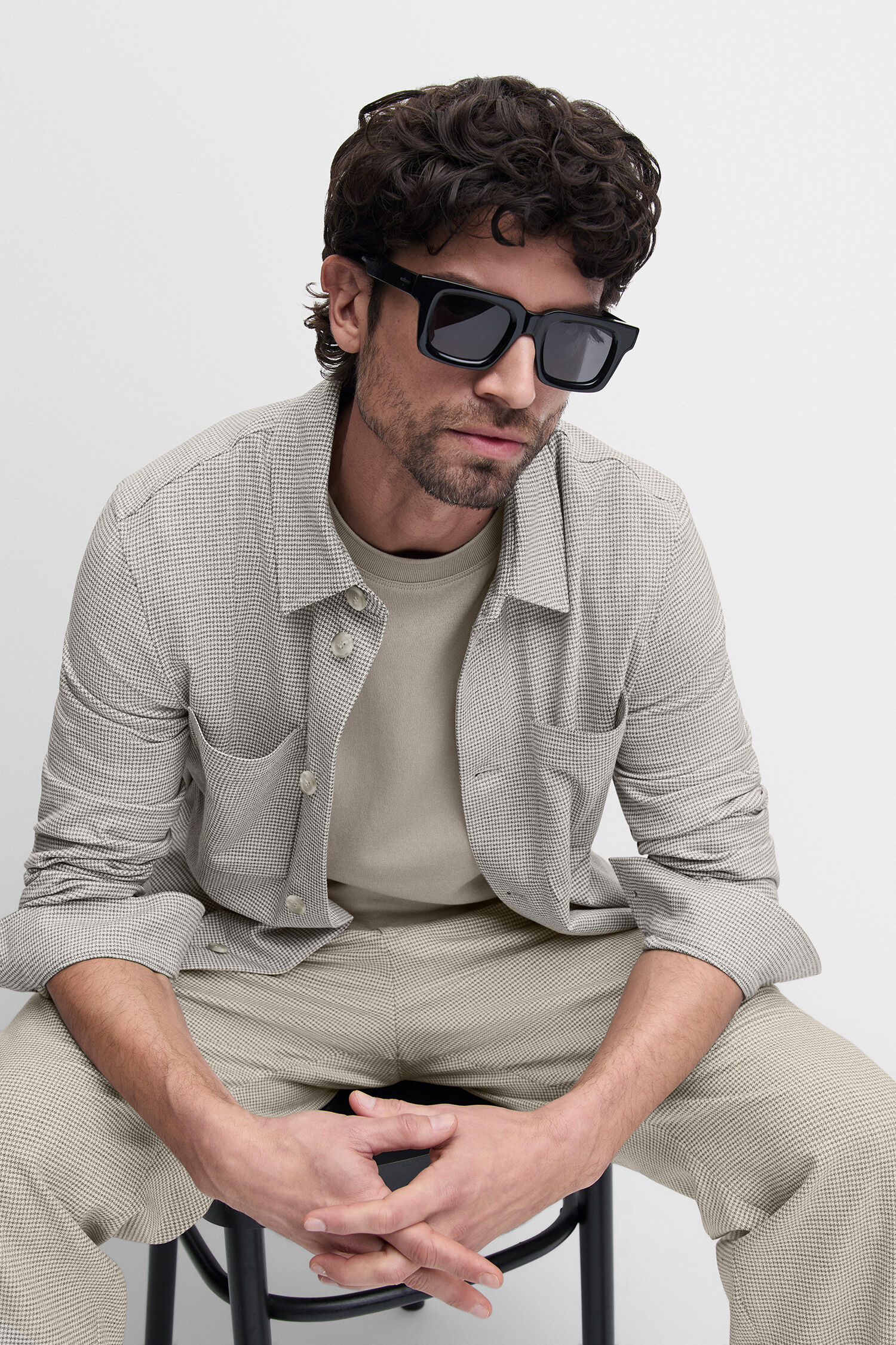 Sonnenbrille, Person, Sitzen, Erwachsener, Mann