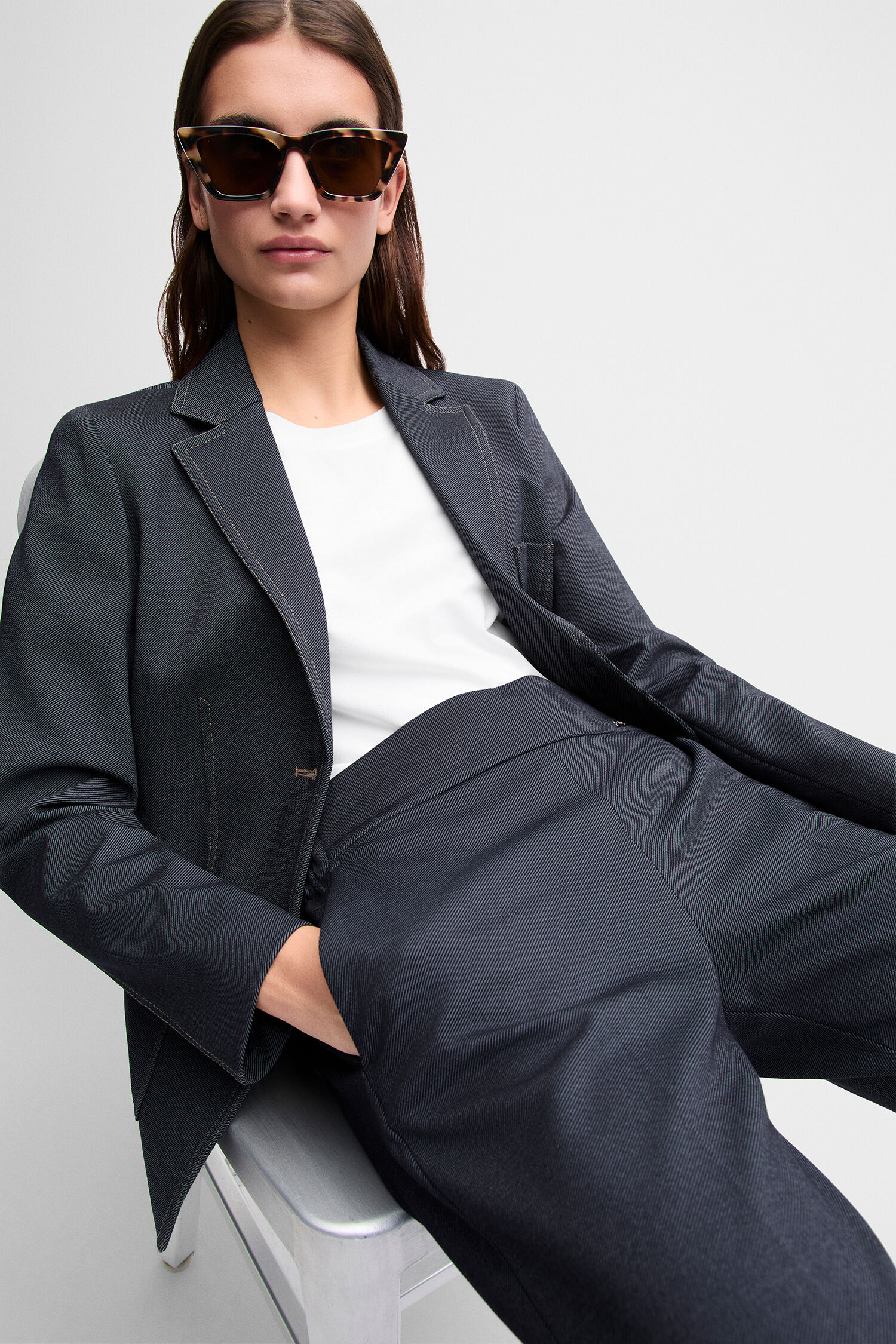 Anzug, Blazer, Hose, Sonnenbrille, weißes T-Shirt