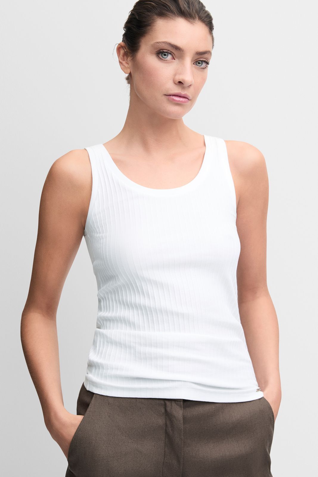 Tanktop, Person, Weste, Gesicht, Kurze Hose
