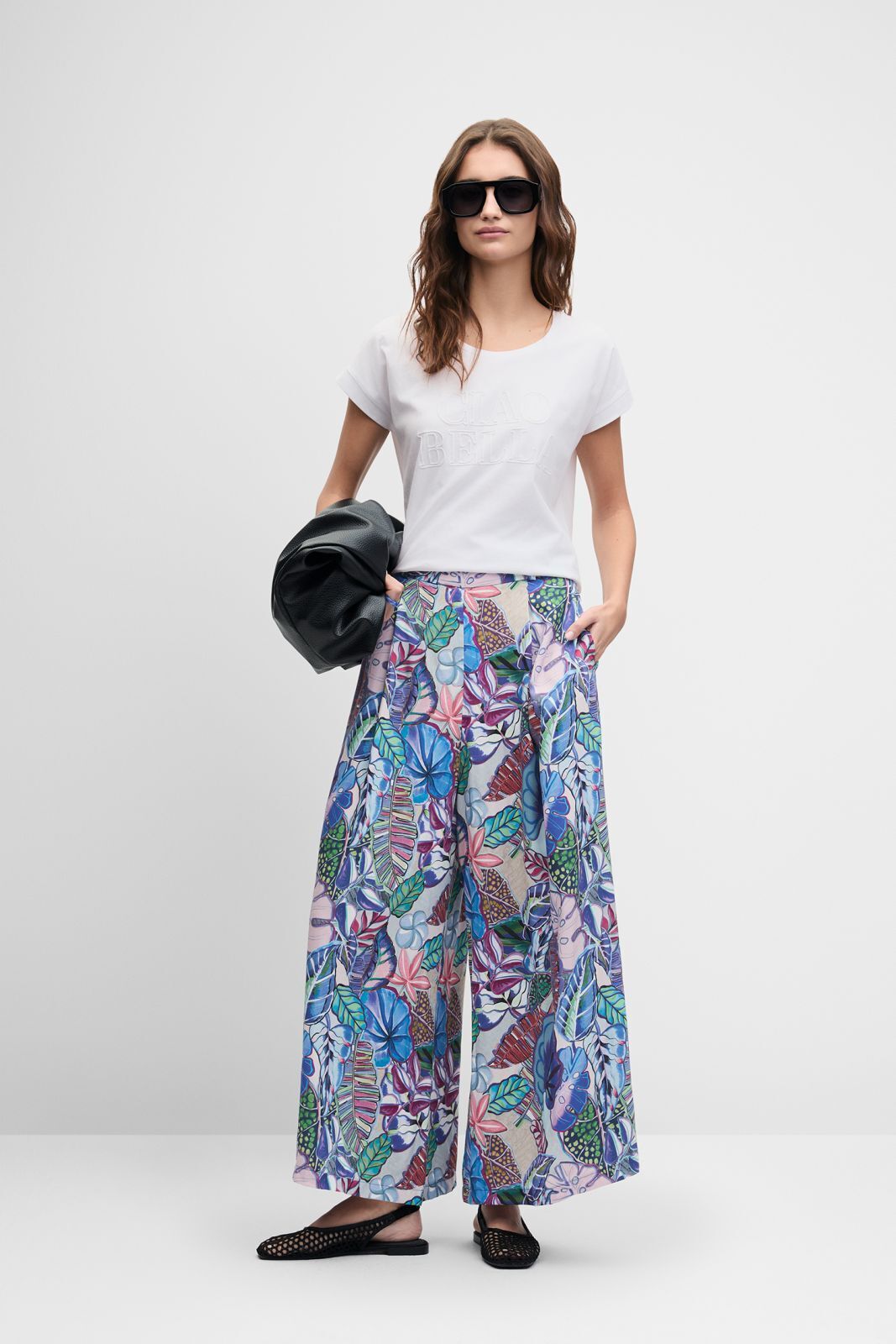 T-Shirt, weite Hose, Blätter Muster, Blumen Muster, Sonnenbrille