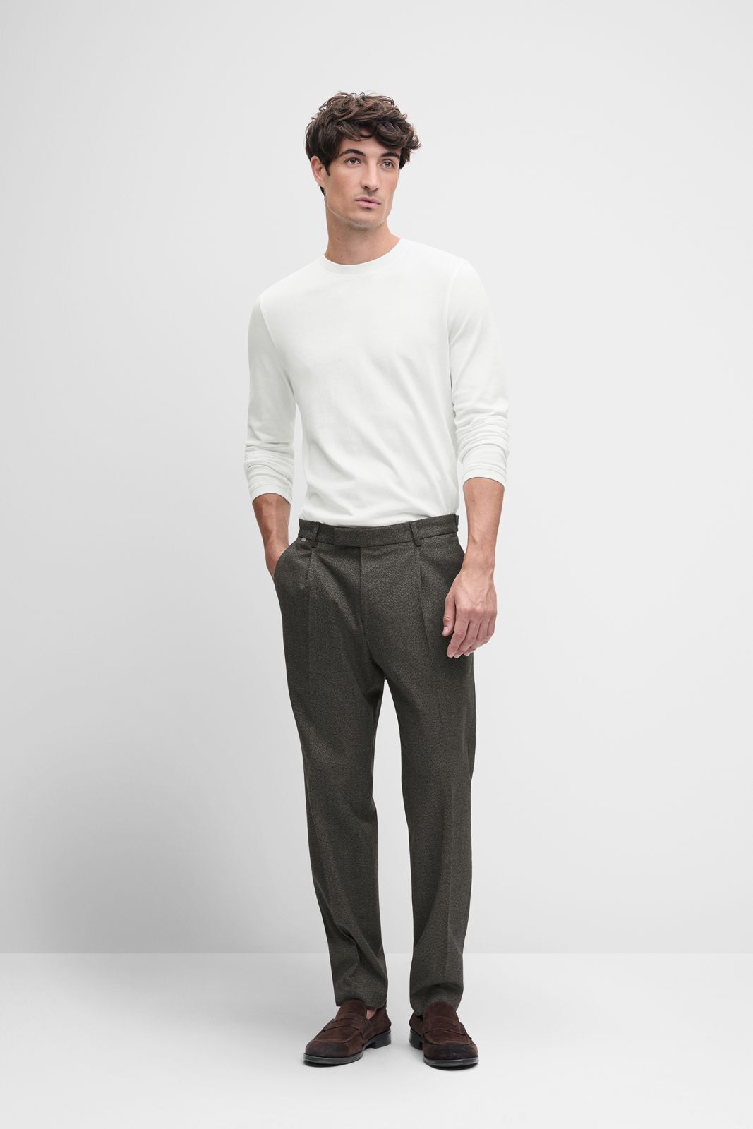 Weißes Langarmshirt, Herrenpullover, Klassische Hose, Baumwollgemisch, Loafers